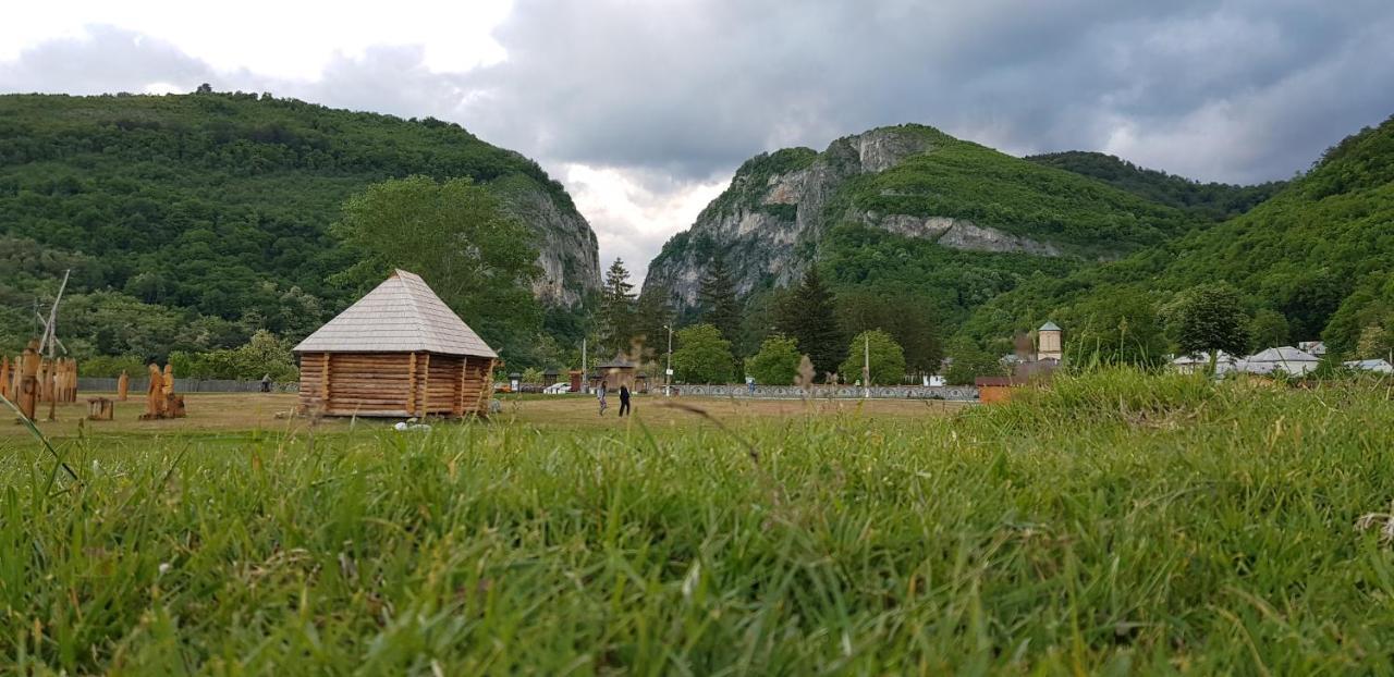 Pensiunea Miraj Polovragi Exteriér fotografie
