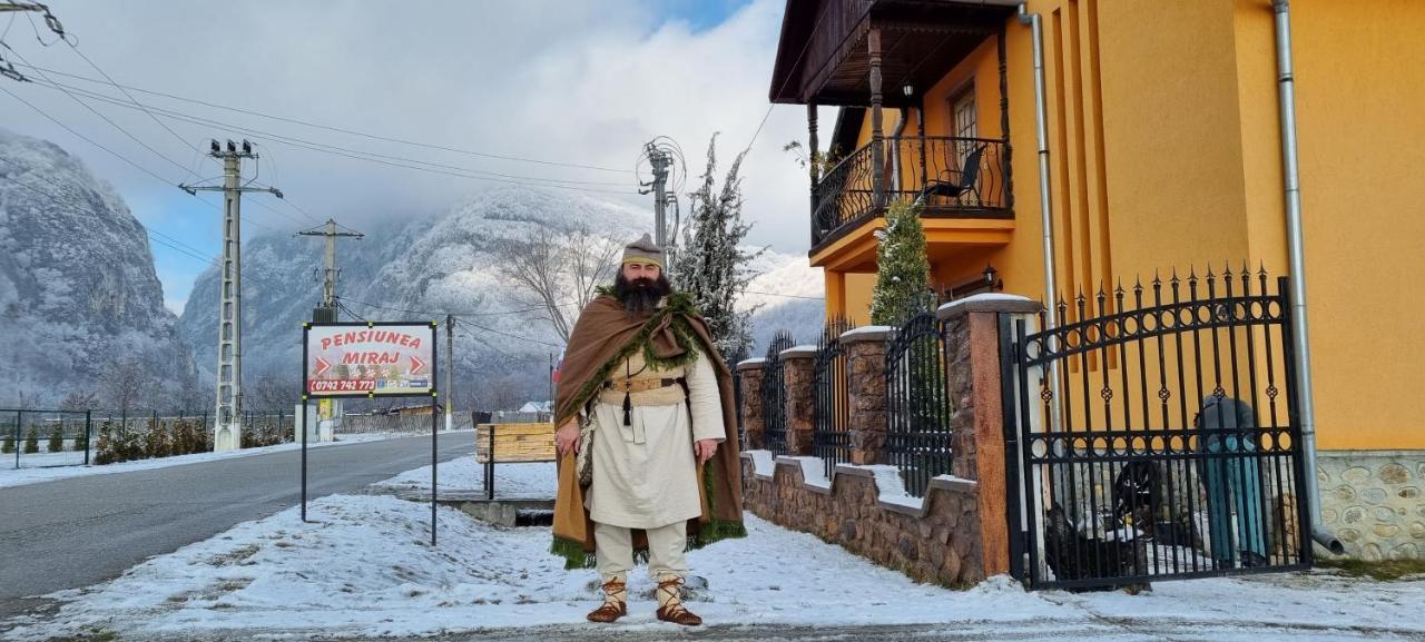 Pensiunea Miraj Polovragi Exteriér fotografie